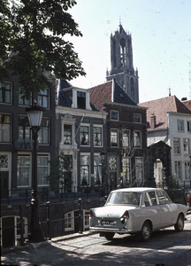 856845 Gezicht op de panden Nieuwegracht 13 en 11 en de Hofpoort, met op de achtergrond de Domtoren en op de voorgrond ...